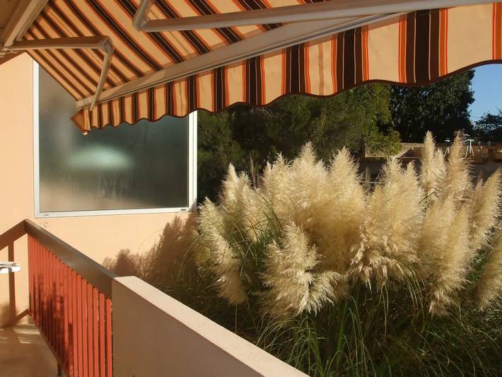 Ganze Wohnung, Ferienwohnung „Pieds Dans L'eau“ mit Gemeinschaftsgarten, Balkon und WLAN in La Seyne-sur-Mer, Mittelmeerküste (Frankreich)