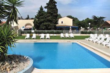Gîte pour 6 personnes, avec piscine ainsi que balcon/terrasse et terrasse dans Plages des Cabanes de Fleury