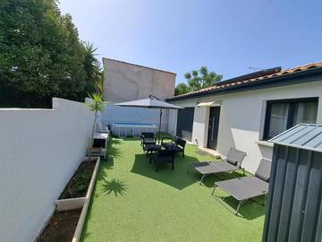 Cottage pour 4 personnes, avec jardin ainsi que terrasse et piscine à Bessan