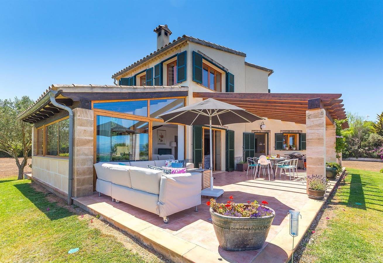 Casa de campo con piscina privada, vistas a la montaña, jardín, terrazas y Wi-Fi in Muro, Mallorca Norte