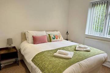 Bed And Breakfast for 7 Guests in Ealing, London, Picture 1
