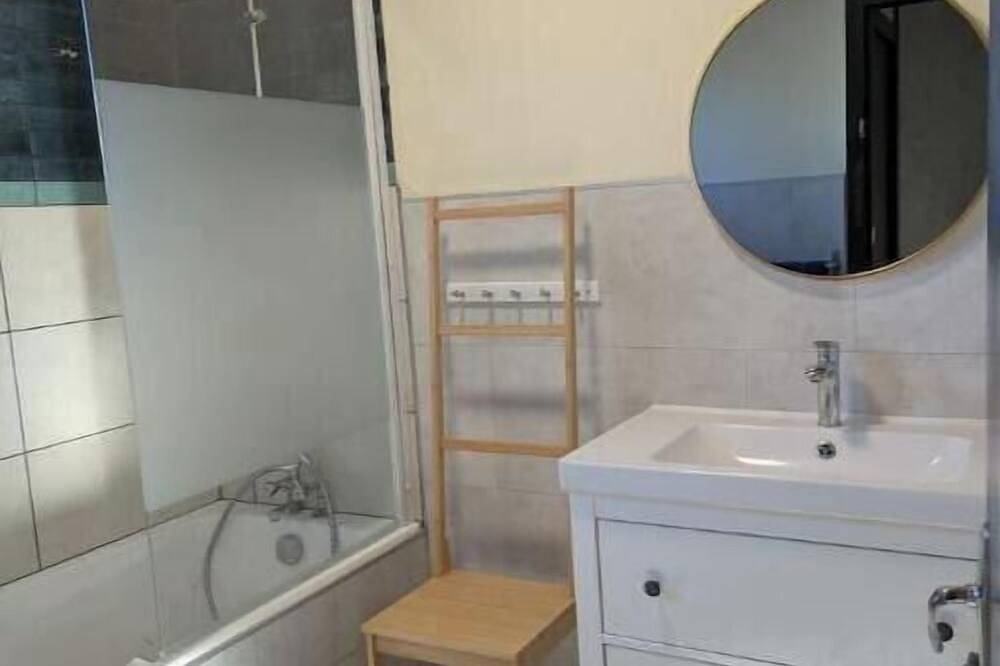 Chalet au Bord des Vignes – Séjour Chaleureux avec Grand Balcon et Nature in Prignac-et-Marcamps, Région de Blaye