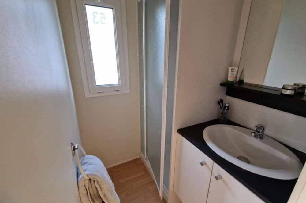 Mobile home for 4 with terrace in Saint-Geniez-d'Olt in Saint-Geniez-d'Olt-et-d'Aubrac, Parc naturel régional de l'Aubrac