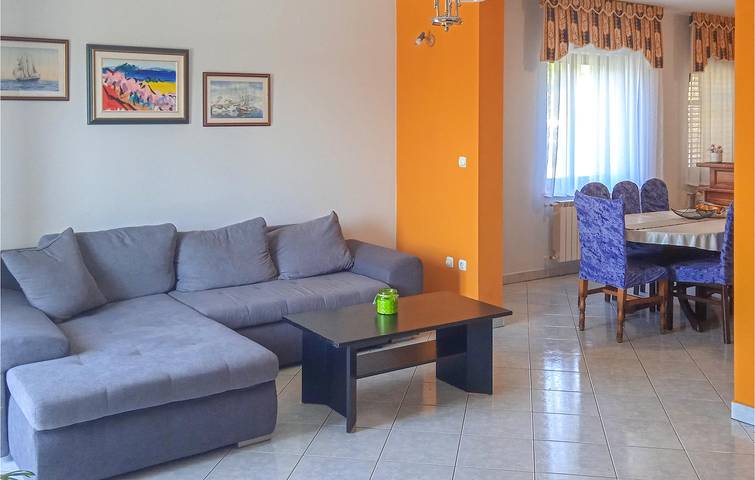 Moderno apartamento de 2 dormitorios con piscina, wifi y terraza cerca de la costa in Presika, Costa Este de Istria