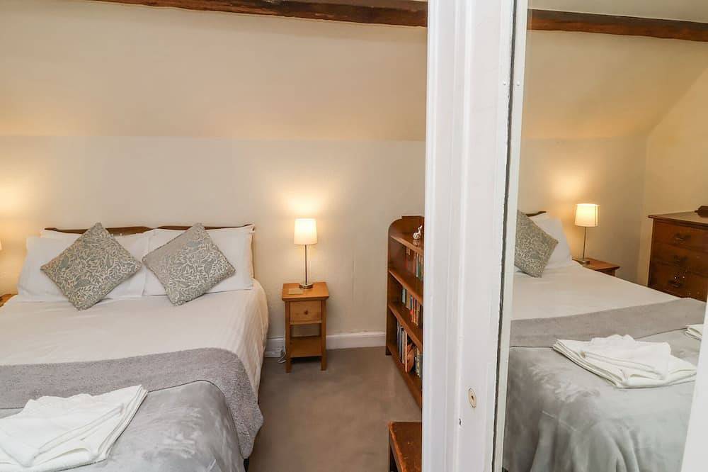 The Old Vicarage, pet friendly, character holiday cottage in Tiverton in Tiverton, Devon