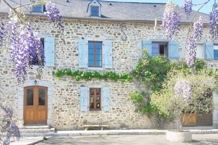 Maison de vacances pour 14 personnes, avec terrasse ainsi que jardin et piscine, animaux acceptés