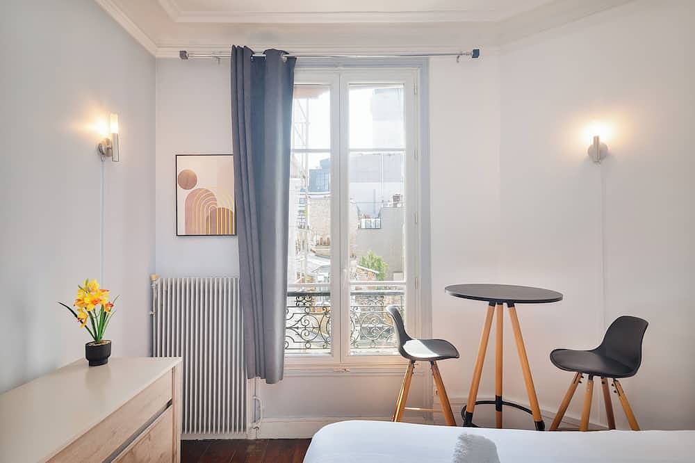 Ganze Wohnung, Parisian charm, separate beds, screen and work desk, ideal for families and professionals. in Clichy, Hauts-de-Seine