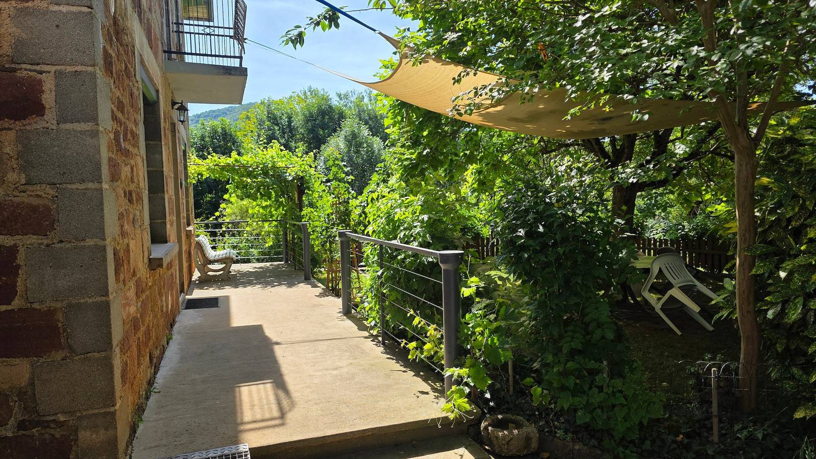 Gîte du Mansois : terrasse privée, jardin et balcon pour 6 personnes in Clairvaux-d'Aveyron, Aveyron