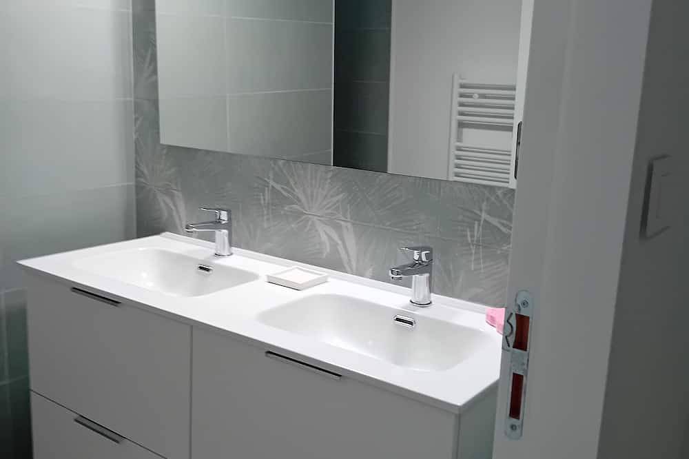 Apartamento entero, New, single-storey apartment in a Gers mansion with hillside views in Lectoure, Gers