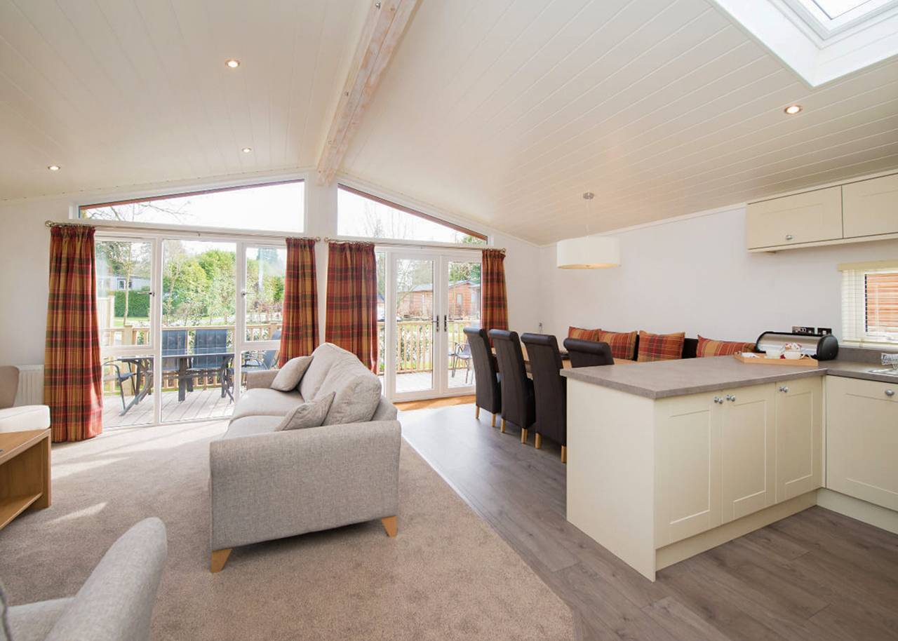 Deluxe 3 Lodge Slps 6 parking, ensuite & decking in Bowness-on-Windermere, Lake District