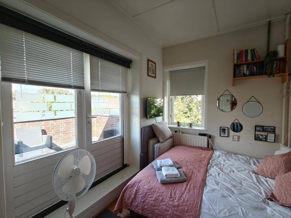 Geheel vakantieappartement, Directors room Swimmingpool Ecolodge Tilburg in Tilburg, Noord-Brabant