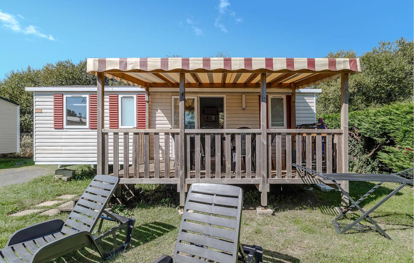 Beachside Mobile Home with Pool & Garden | 2km from Beach in Les Mathes, Côte de Beauté