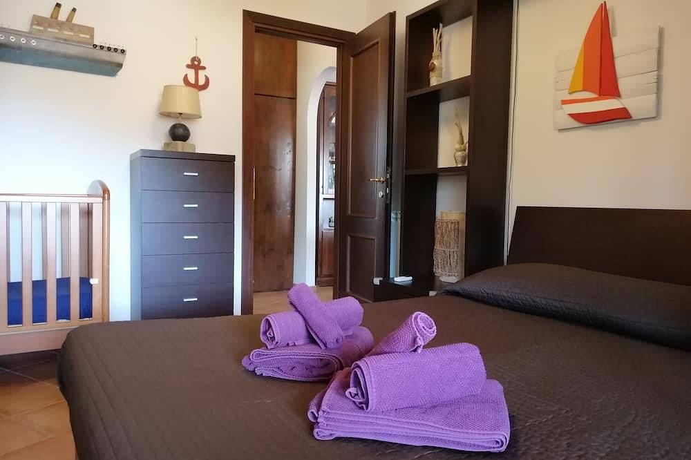 Entire apartment, Treasure sunny, lovely apartment with terrace a few steps from the sea and Rome in Fiumicino, Rome Province