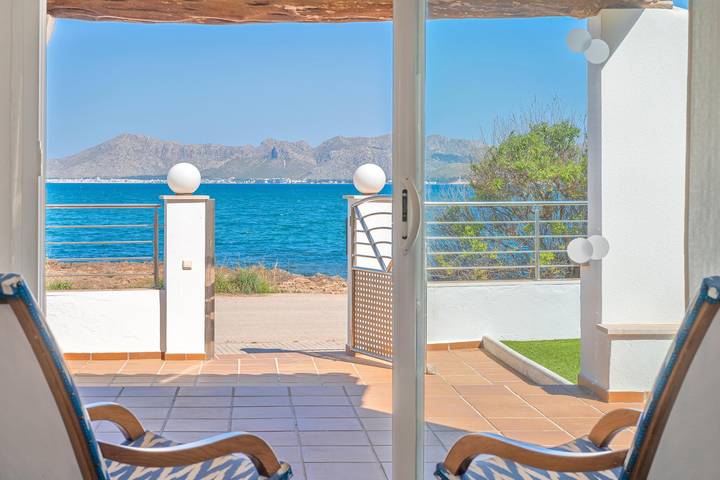 Villa Miramar by the Beach with Sea View, Pool & Wi-Fi in Marina Manresa, Alcúdia