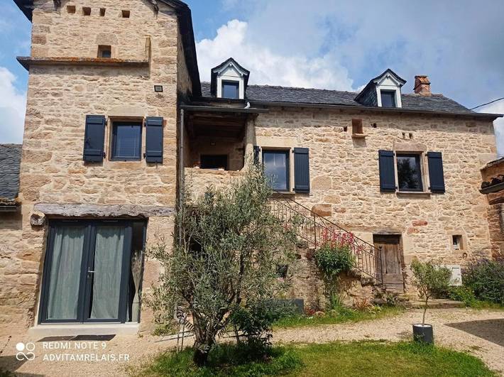 Location de vacances pour 2 personnes, avec Terrasse et Jardin ainsi que Piscine et Vue à La Rouquette (Aveyron)