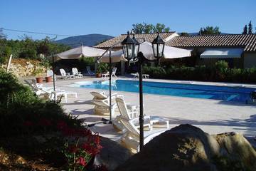 Location de vacances pour 3 personnes, avec terrasse ainsi que piscine et jardin, animaux acceptés à Figanières