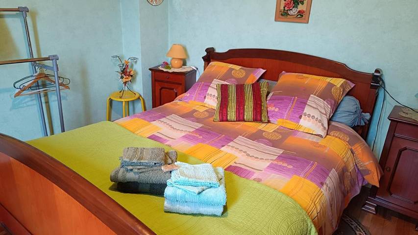 Location de vacances pour 3 personnes, avec jardin à Nantheuil