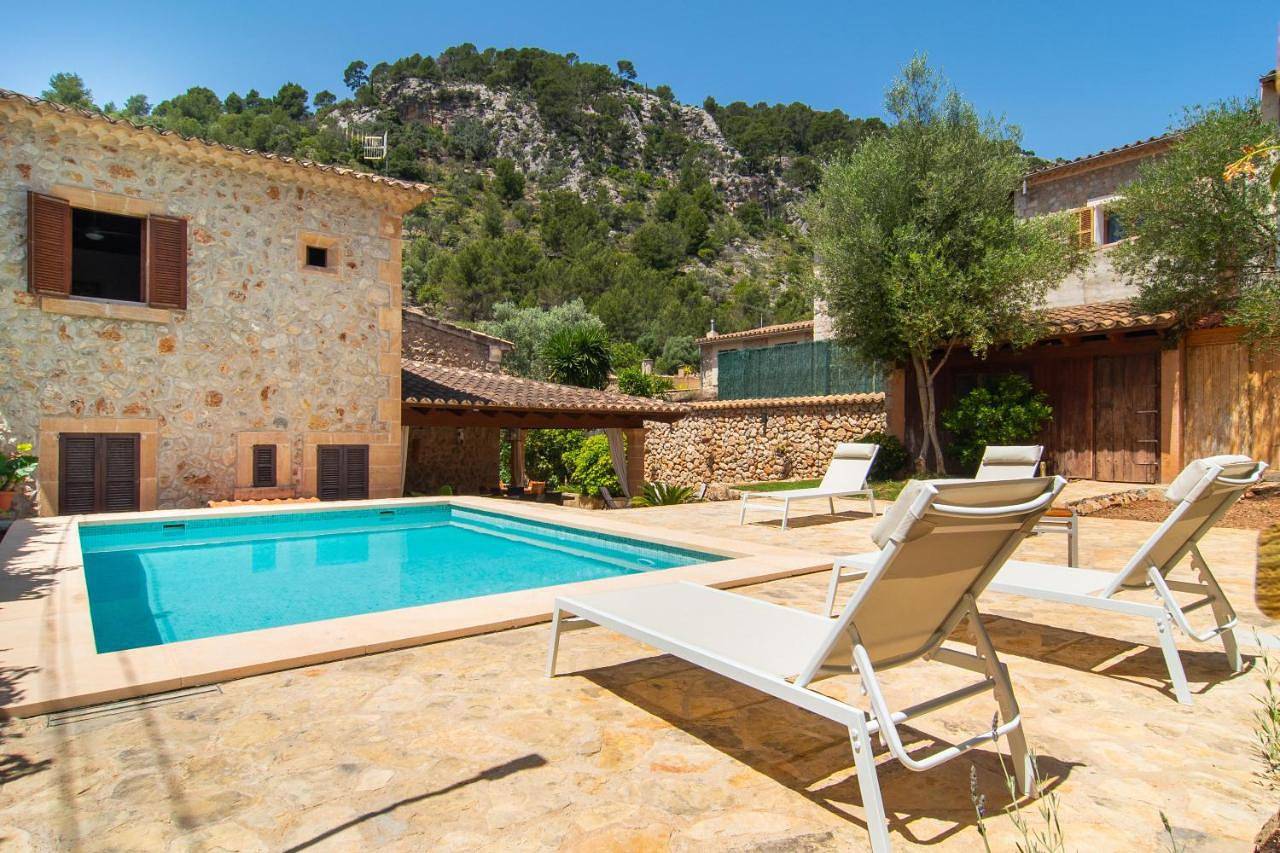 Fabulous Rural House with views to the mountains with swimming pool in Caimari, Selva