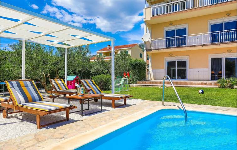 Ferienhaus für 14 Personen, mit Pool und Sauna sowie Balkon/Terrasse in Kaštela