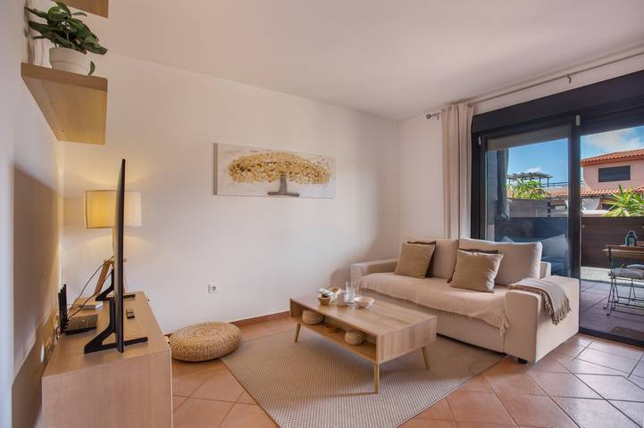 Entire apartment, Vacation 'Casa Del Amanecer' with Sea View, Shared Pool and Wi-Fi in La Oliva, Fuerteventura