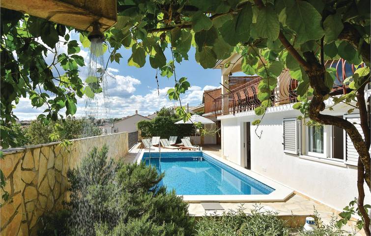 Charmante 2-Zimmer-Wohnung mit Pool und Terrasse, 600 m vom Strand Uvala Bočići entfernt in Okrug Gornji, Ciovo