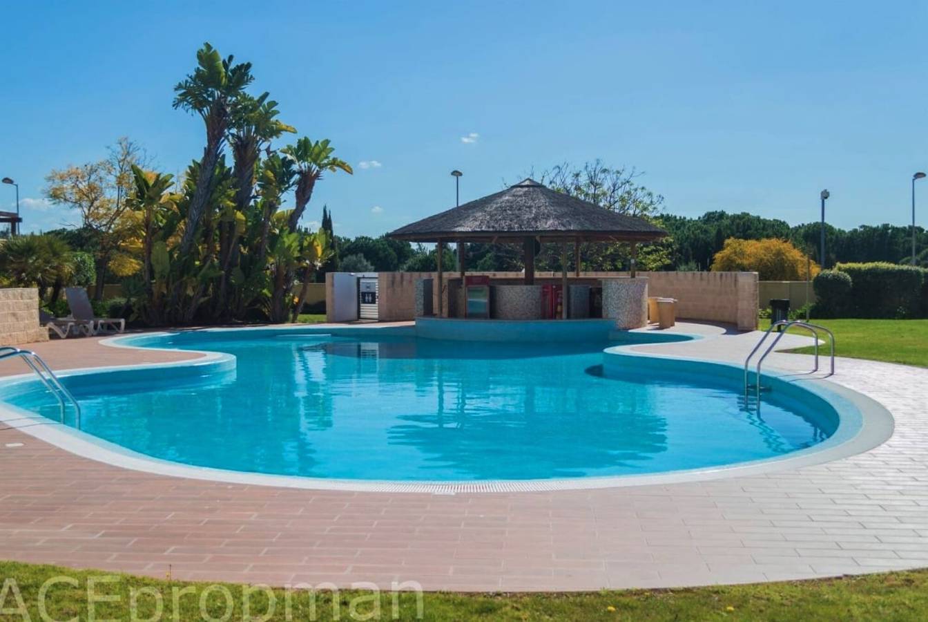 Appartamento intero, Appartamento 'Victoria Comfort' con piscina condivisa, Wi-Fi e aria condizionata in Quarteira, Distretto di Faro