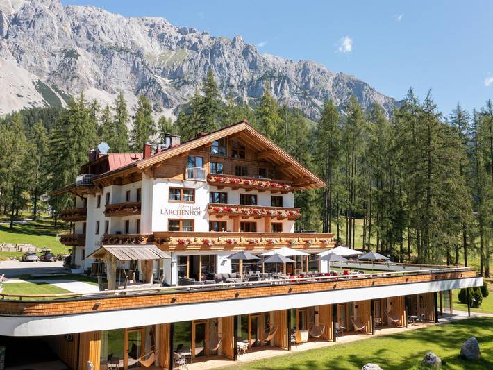Hotel, mit Balkon und Terrasse sowie Garten und Pool