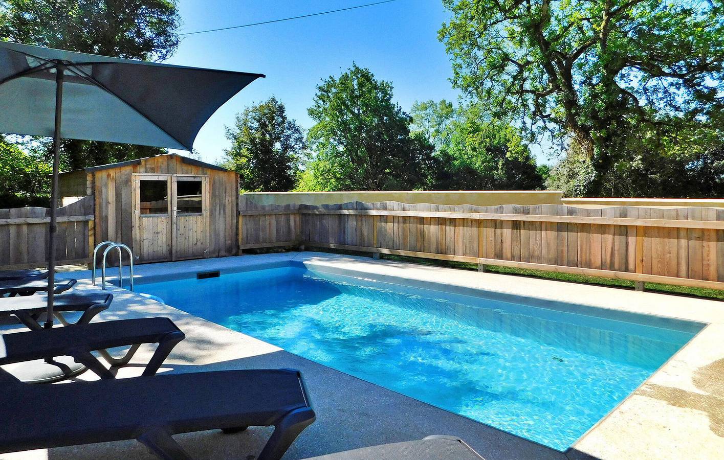 Appartement de luxe avec piscine, parking, climatisation et WiFi in Saint-Julien-de-Lampon, Quercy