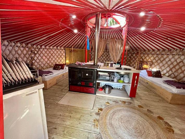 Tente pour 4 personnes, avec jardin ainsi que terrasse et jacuzzi dans le Finistère