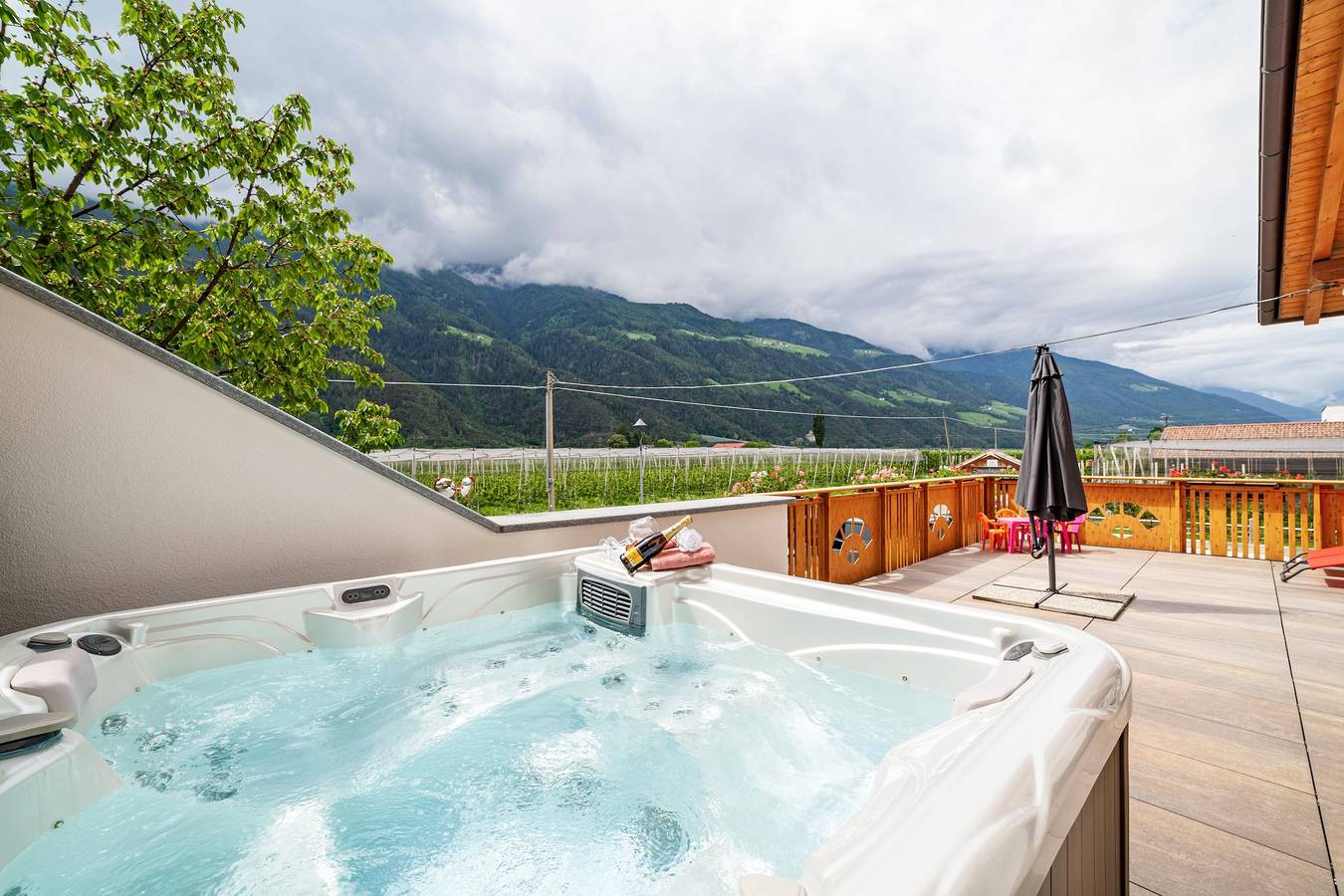 Entire apartment, Apartment "Sagschneiderhof Golden Delicious" with Mountain View, Whirlpool & Wi-Fi in Plaus, Ortler Alps