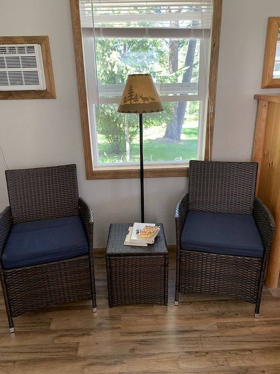 One bedroom cabin located about two blocks from Flathead Lake and the public bea in Lakeside (MT), Flathead National Forest