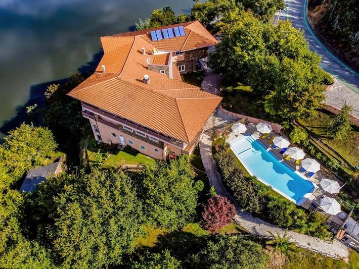 Hotel para 3 personas, con Balcón y Terraza además de Jacuzzi y Jardín en Luso