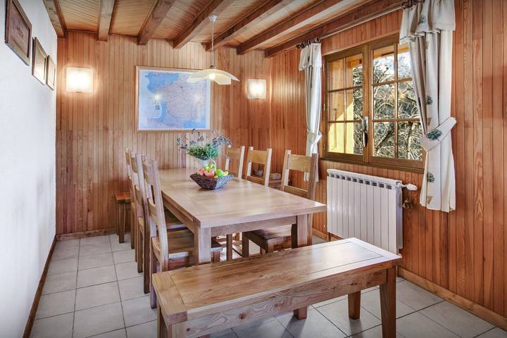 Ski chalet & apartment for 10, cosy fireplace & great skiing - Ovo Network in Manigod, Región de Annecy