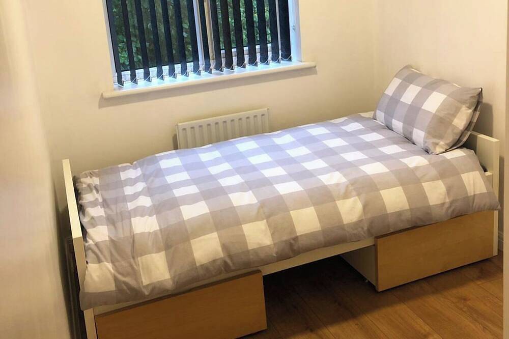 Entire apartment, Oaklawn Apartment - Sleeps 4, Parking & Garden in Woking, Surrey