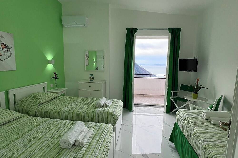 Apartamento entero, Apartamento con piscina y vista impresionante al Golfo di Napoli in Pimonte, Montes Lattari