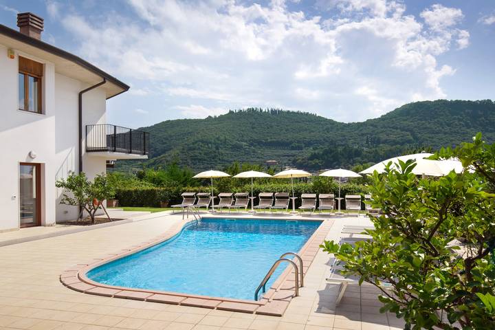 Villa pour 10 personnes, avec balcon ainsi que vue sur le lac et jardin à Garde