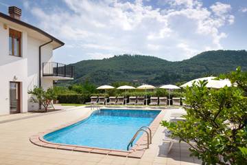 Ferienhaus für 10 Personen, mit Seeblick und Balkon sowie Garten in Garda