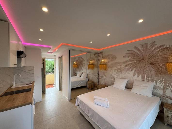 Gîte pour 2 personnes, avec vue ainsi que piscine et balcon dans Marineland (Juan-les-Pins)
