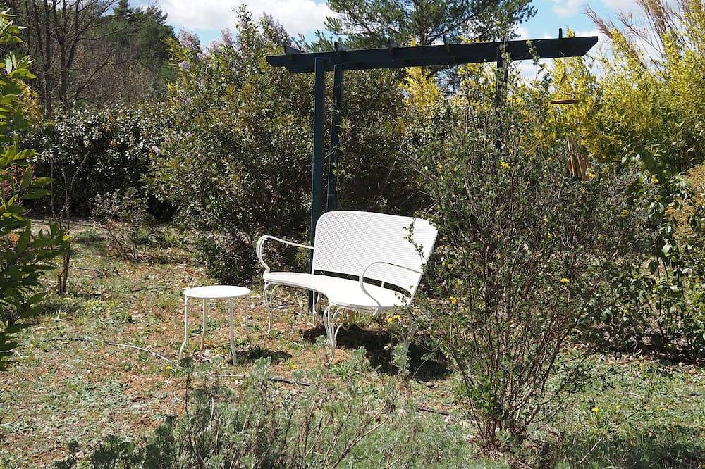 Appartement entier, Studio in the heart of nature, 10 minutes from Lac d'Esparron in Esparron-de-Verdon, Alpes-de-Haute-Provence