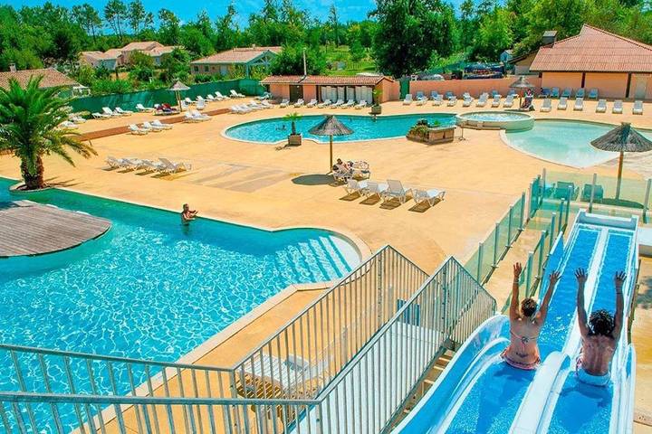 Camping pour 8 personnes, avec terrasse ainsi que piscine et jardin