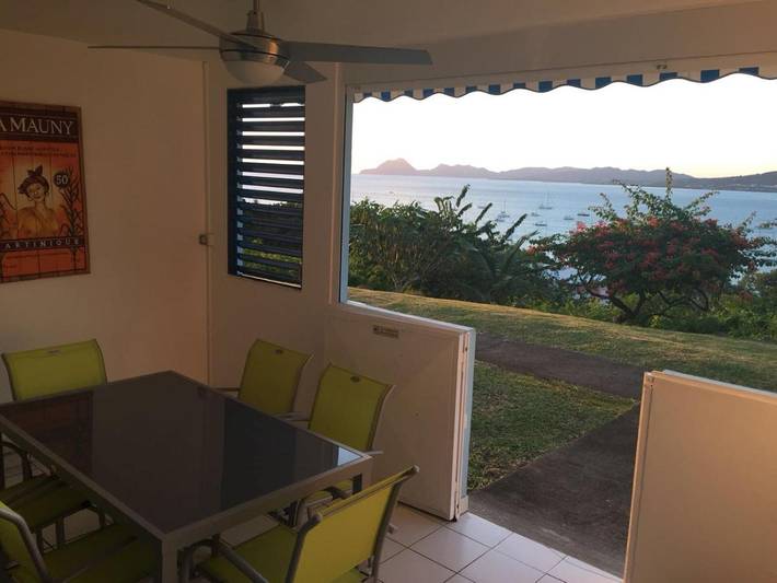 Appartement de vacances pour 6 personnes, avec terrasse ainsi que vue et piscine