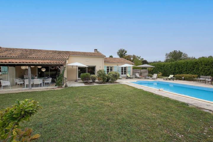 Location de vacances pour 8 personnes, avec Terrasse ainsi que Jardin et Piscine à Mons (Charente-Maritime)