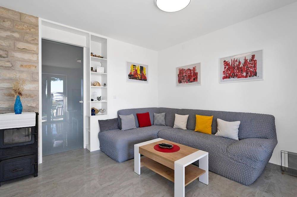 Casa que admite mascotas en Rogoznica. in Rogoznica, Condado de Šibenik-Knin