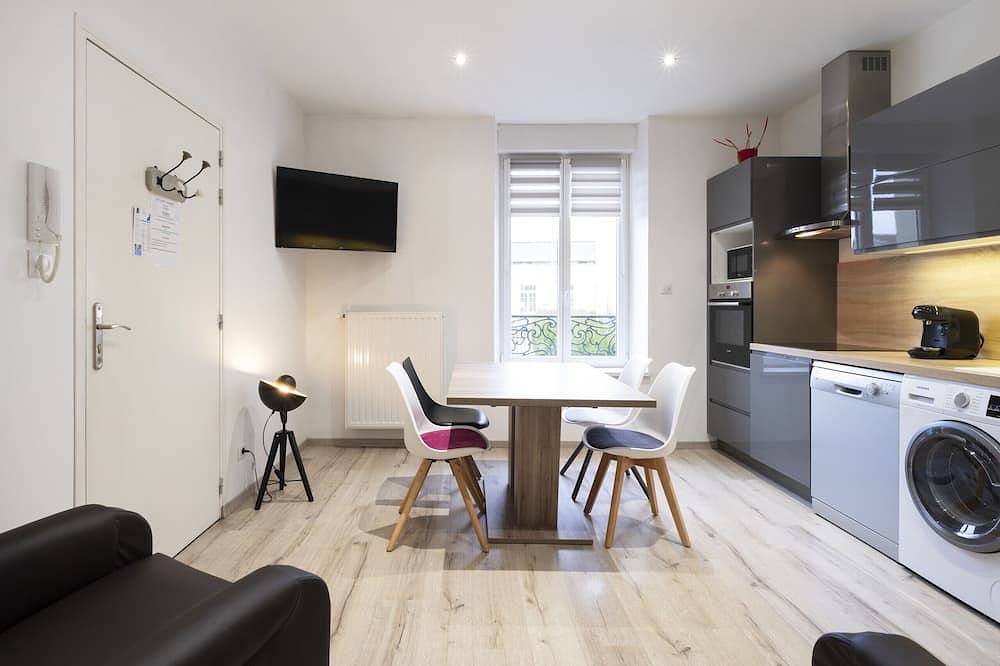 Entire apartment, Jean Reno: Ground floor apartment in a charming house (with parking) in Vittel, Neufchâteau (France)