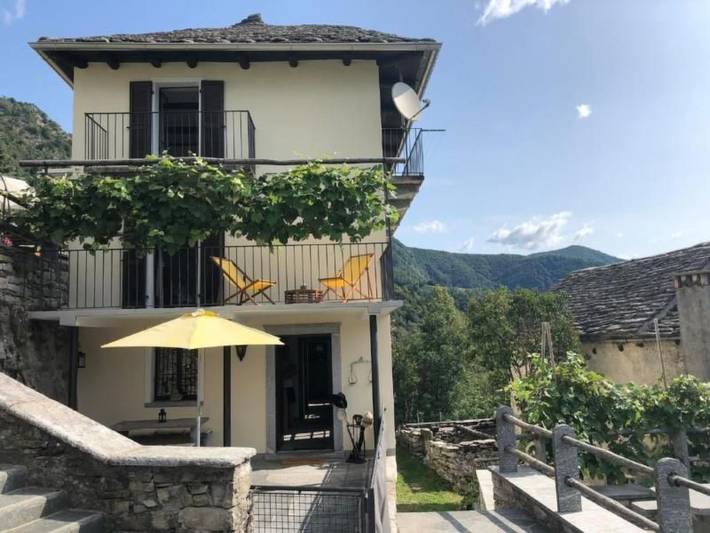 Ferienhaus für 6 Personen, mit Balkon und Terrasse sowie Garten und Ausblick in Centovalli
