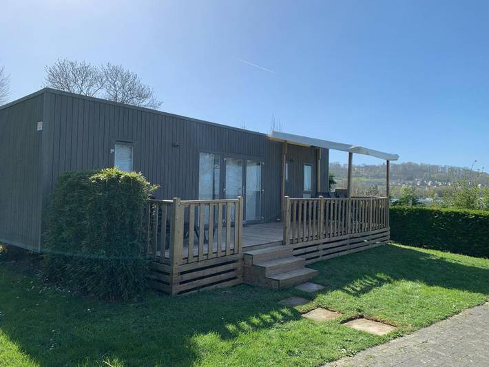 Camping pour 6 personnes, avec piscine et bassin pour enfant ainsi que vue et jardin