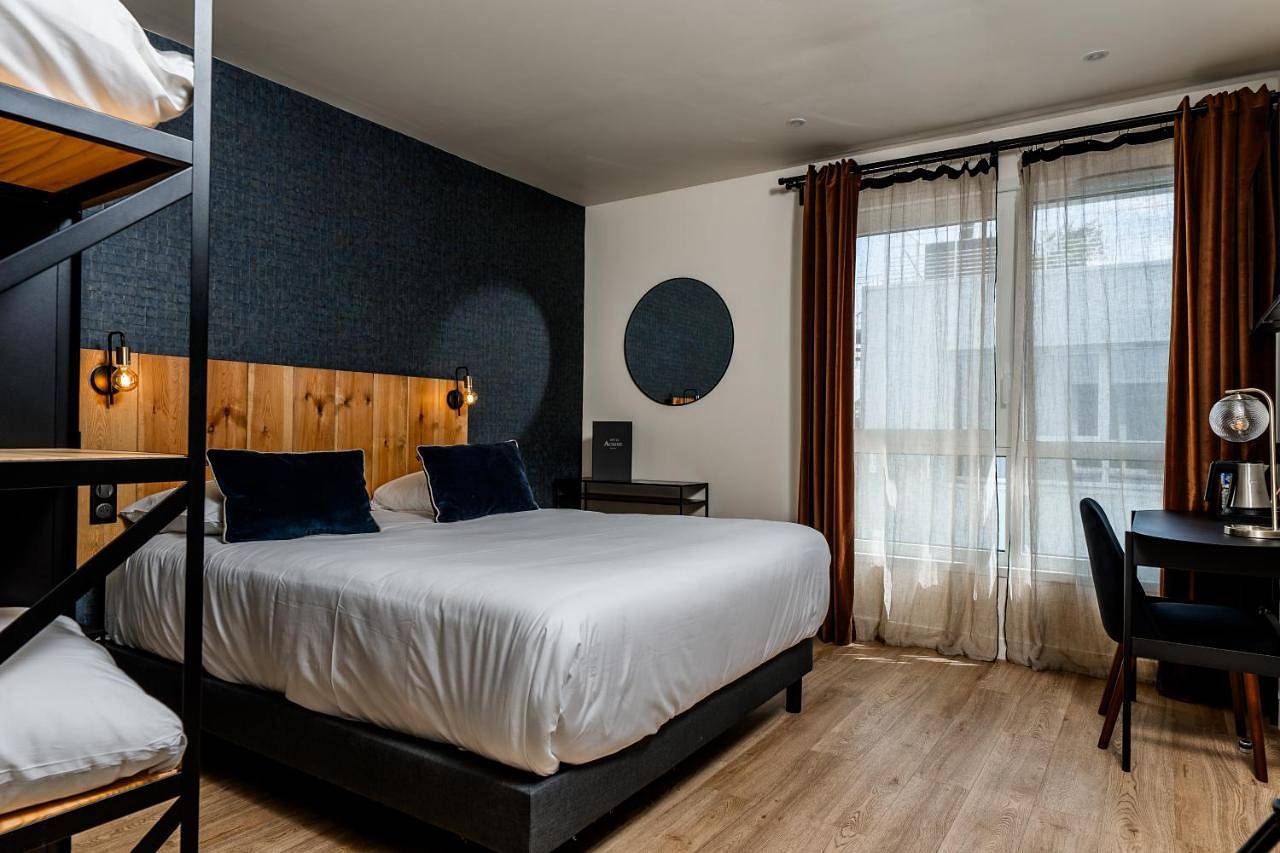 Triple Room in Éragny, Val-d'Oise