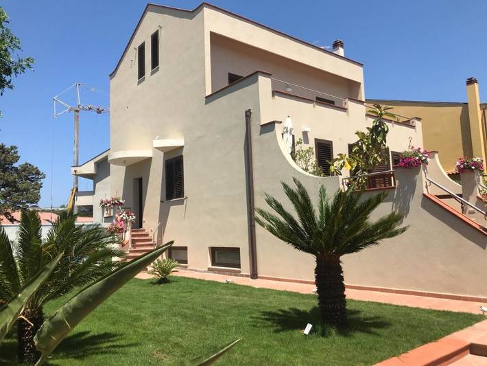 Villa con piscina per 10 persone, con Balcone e Terrazza nonché Giardino e Piscina a Messina