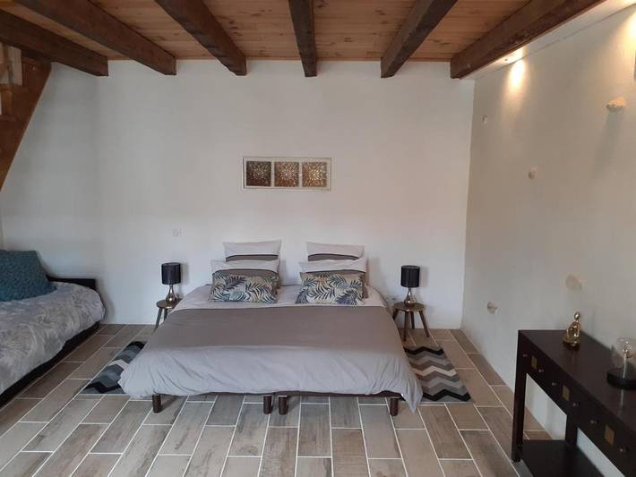 Gîte pour 3 personnes, avec Terrasse ainsi que Jacuzzi et Jardin à Brizambourg