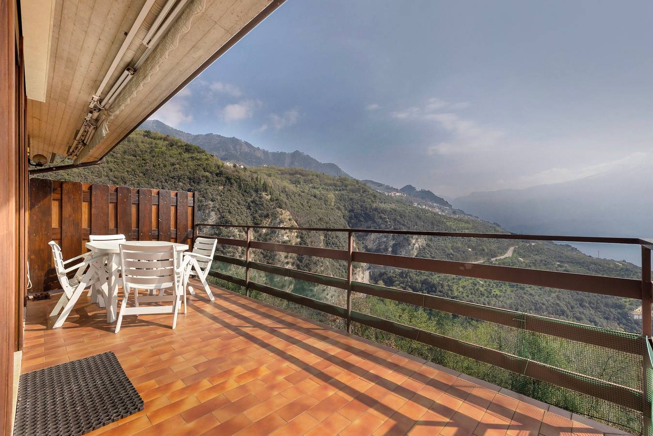 Ganze Wohnung, Ferienwohnung 'Annarosa, Piovere' mit Seeblick, privater Terrasse und Wlan in Tignale, Gardasee-Berge